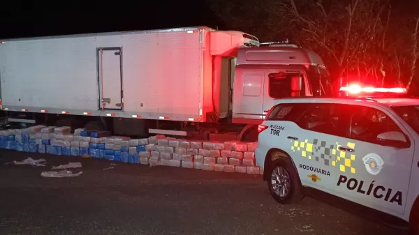 Polícia Rodoviária apreende quase 2,5 toneladas de maconha e contrabando em carga de frios