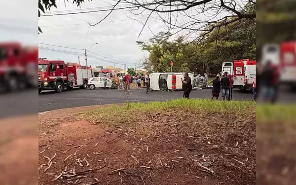 Bebê morre após ser jogado para fora de ambulância em acidente