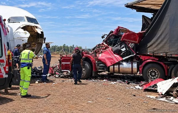 Carreta sai da pista, invade posto e atinge avião Boeing 727