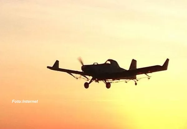 Avião agrícola cai durante pulverização e mata piloto 