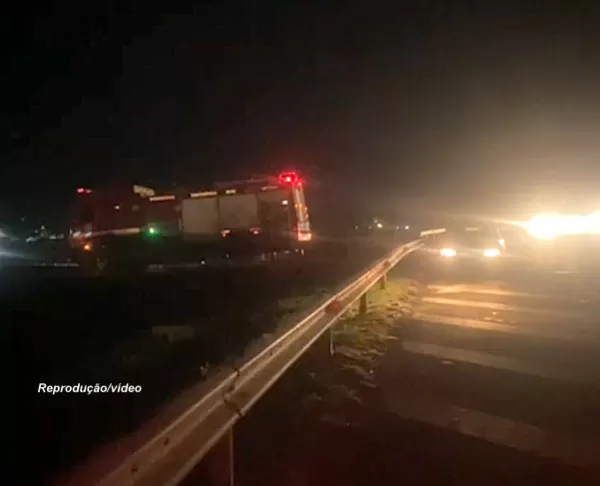 Capotamento de veículo mobiliza equipes de emergência no Contorno em Marília