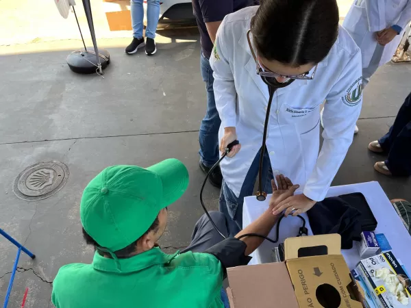 Ação de saúde leva prevenção a caminhoneiros na BR-153 em Marília