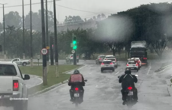 Chuva exige atenção redobrada; erosão interdita uma das faixas da rodovia do Contorno em Marília