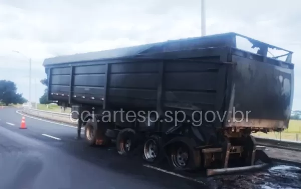 Incêndio atinge carreta na SP-294 em Marília e destrói 38 toneladas de açúcar