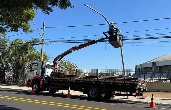 Emdurb inicia “operação Limpa Via” para retirada de postes e placas sem uso em Marília