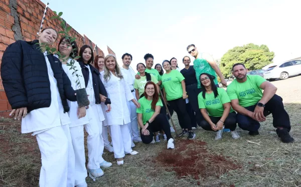 Abril Verde é celebrado com plantio de árvores na UPA Norte