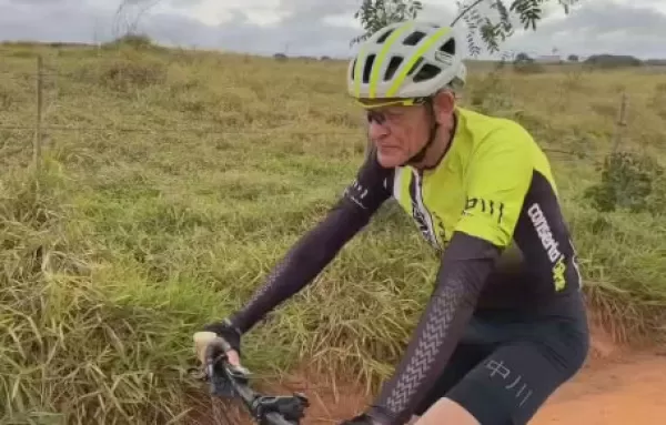 Aos 69 anos, marceneiro transforma paixão pelo ciclismo em coleção de medalhas