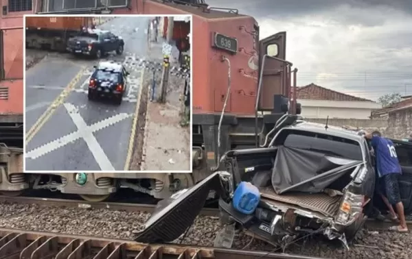 Caminhonete é arrastada por trem e motorista fica preso às ferragens