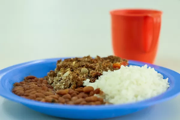 Nas férias, alunos podem almoçar nas escolas. Veja como