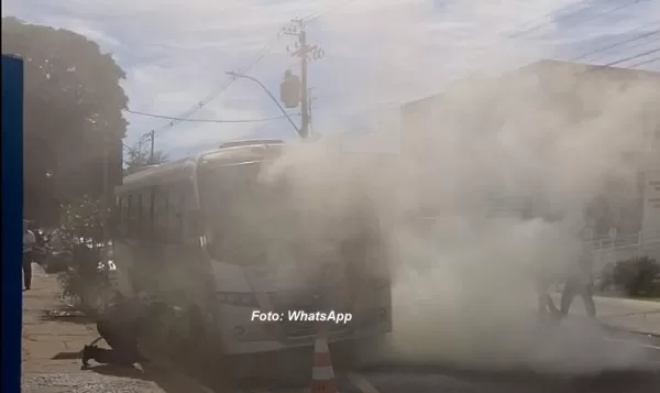 Micro-ônibus com pacientes pega fogo próximo ao HC em Marília