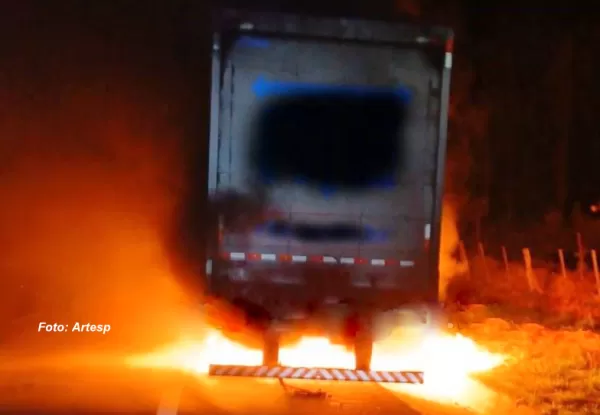 Carreta com 10 toneladas de peças agrícolas pega fogo na SP-333 em Marília