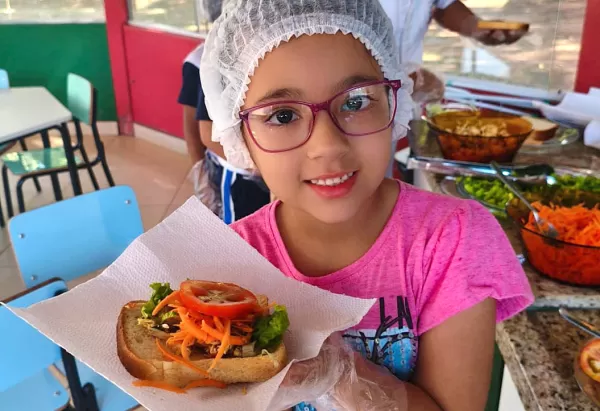 Alunos de EMEI em Marília preparam lanche com alimentos saudáveis