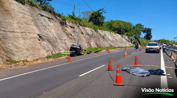 Capotamento na SP-333 deixa uma mulher morta e três feridos; carro tem placas de Marília