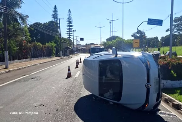 Carro bate em canteiro central, tomba e deixa ocupantes feridos
