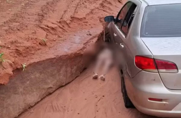 Homem tenta desatolar carro, passa madrugada prensado e acaba morrendo