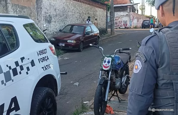 Moto com cara de palhaço e ocupantes sem capacete. "Pediram" para serem perseguidos pela PM em Marília