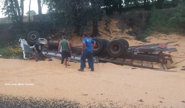 Caminhão tomba em vicinal e mata três jovens