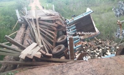 Ponte é destruída e deixa moradores ilhados