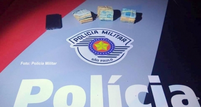 Mulher tenta subornar PMs para não entregar celular e acaba presa