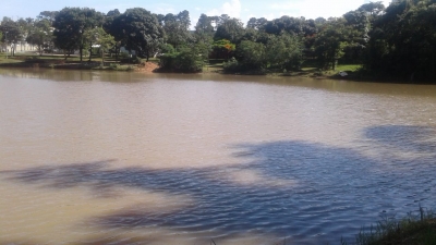 Prefeitura finaliza a limpeza  do lago do Jardim Aquarius