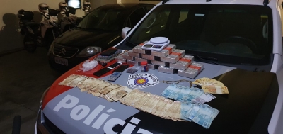 Força Tática prende quatro pessoas com dinheiro e drogas avaliada em mais de R$ 200 mil 