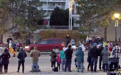 Veículo avança contra desfile de Natal deixando cinco mortos e 40 feridos