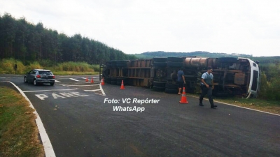 Carreta perde o freio e tomba na SP-333