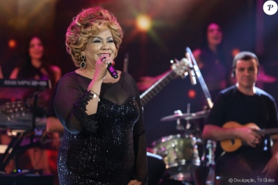 Alcione, com transparência, exibe corpo mais magro e movimenta web: "Musa Fit" 