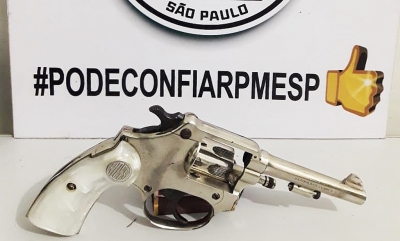 Homem se esconde em escola e é preso pela PM com arma de fogo