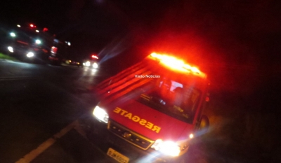 Colisão entre carretas e caminhão mata motorista e fecha a SP-333