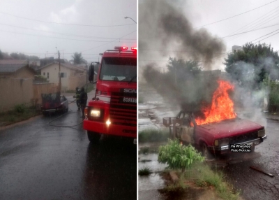 Carro é destruído em incêndio próximo ao centro