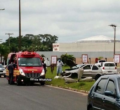 Carro derruba poste após colisão na zona sul