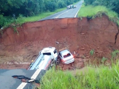 Cratera engole veículos em rodovia na região