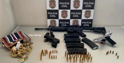 Polícia apreende fuzil e cheques que chegam a R$ 6,7 milhões