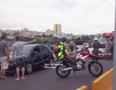 Carros batem na via expressa Sampaio Vidal