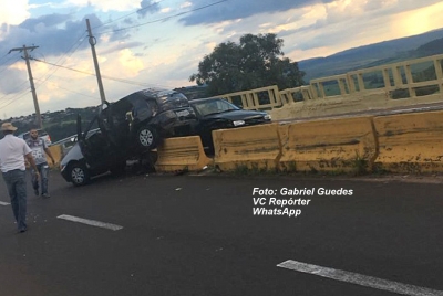 Carro bate na via expressa