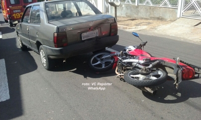 Moto bate na traseira de carro