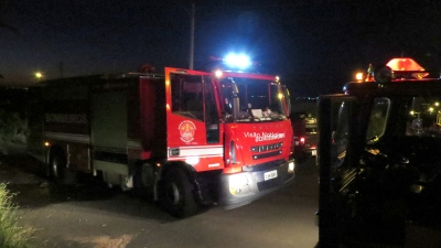 Casal fica ferido e carro pega fogo em acidente na zona leste