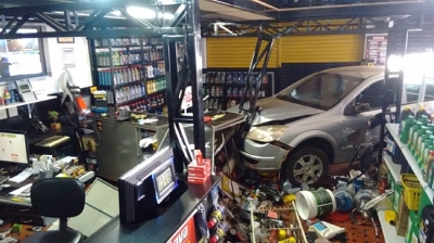 Carro invade loja e quase atinge funcionários. Vídeo mostra por todos os angulos o acidente!