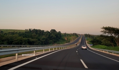 Ao lado da deputada Dani Alonso, governador Tarcísio entrega duplicação da SP-333