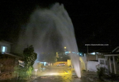 Tubulação estoura e provoca "chafariz" na zona Norte