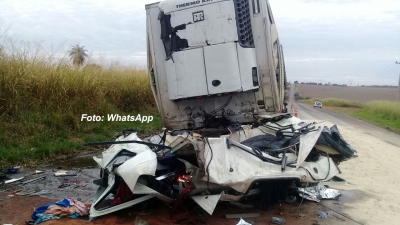 Acidente entre carretas destrói cabine e mata motorista. Em outro caso idêntico, 3 sobrevivem