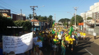 Protesto contra Dilma reúne centenas em Marília