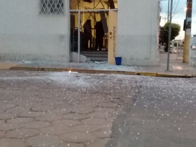 Criminosos armados explodem com dinamites agência bancária na região