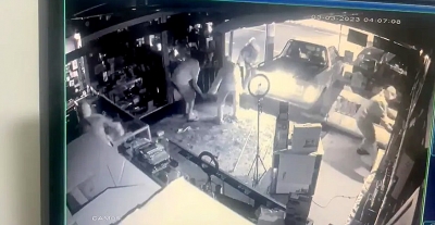 Quadrilha usa veículos para destruir vitrines e furtar loja e oficina de motos