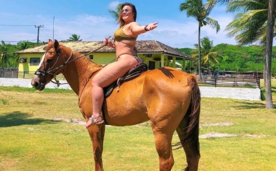 Em cima de cavalo, ex-BBB Maria Claudia exibe corpo sem retoques