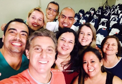 Luciano Huck faz surpresa e entrega pizza para funcionários de empresa mariliense