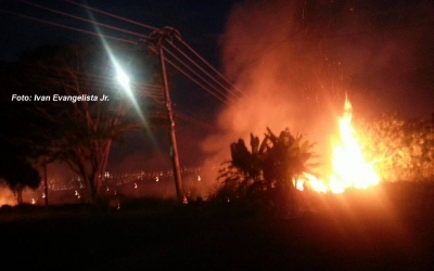 Fogo causa risco de acidentes na rodovia do Contorno