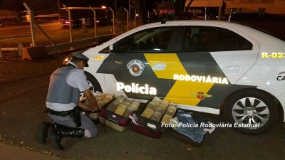 Polícia Rodoviária apreende 49 tabletes de pasta base de cocaína em ônibus