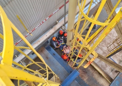 Corpo de Bombeiro resgata homem que caiu em silo de amendoim 